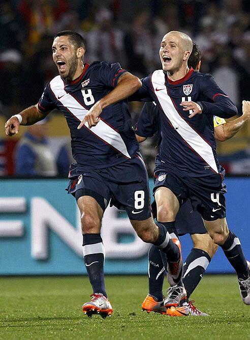 Bradley, en primer término, celebrando el gol contra Inglaterra