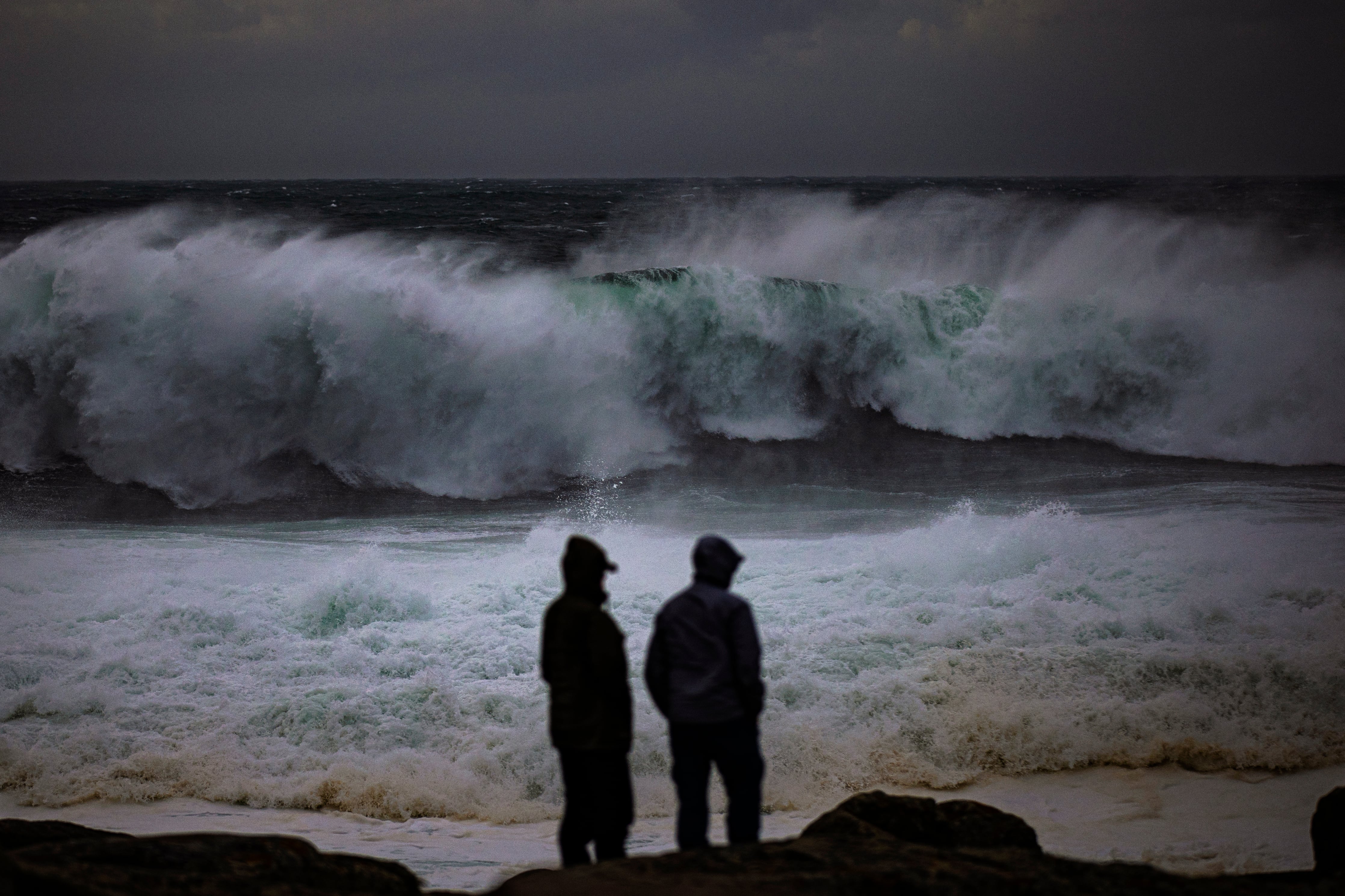 Dos personas observan el mar este miércoles desde el santuario de A Barca, en el concello coruñés de Muxía, en la Costa da Morte