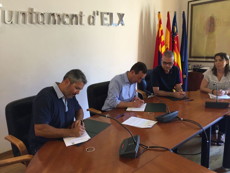 Firma del convenio entre el Ayuntamiento y ASPANIAS