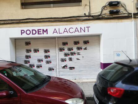 La sede de Podemos en Alicante ha amanecido este domingo con carteles contra el presidente del gobierno y contra la exhumación de Franco.