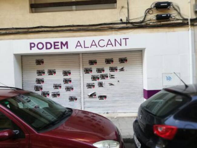 La sede de Podemos en Alicante ha amanecido este domingo con carteles contra el presidente del gobierno y contra la exhumación de Franco.