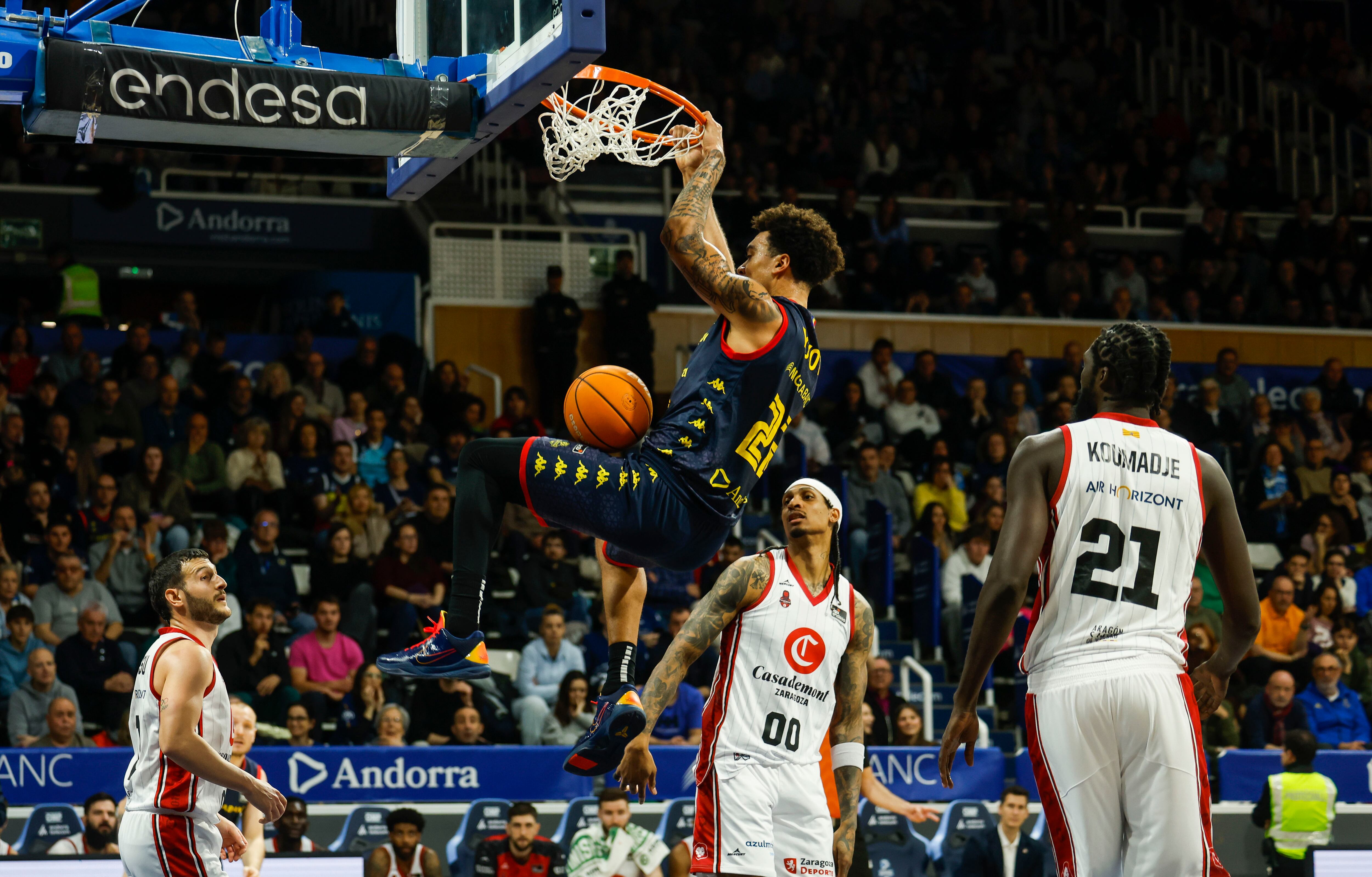 L'ala pivot del MoraBanc, Justin McKoy (2i), efectua una esmaixada durant el partit de dissabte de la Lliga Endesa davant el Casademont Zaragoza disputat al pavelló Toni Martí.