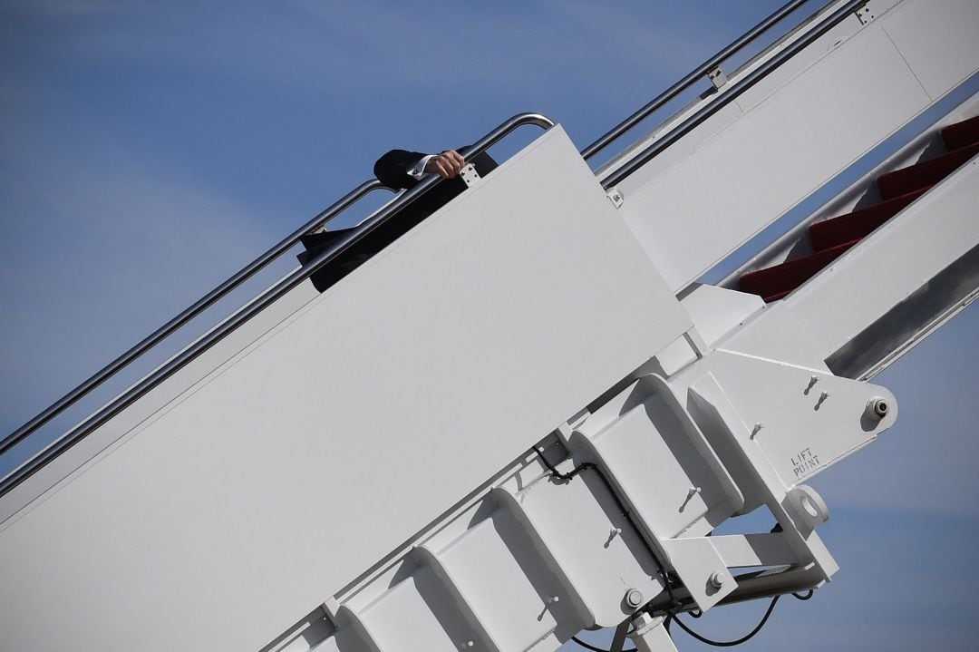 Joe Biden en el momento de su caída subiendo al Air Force One