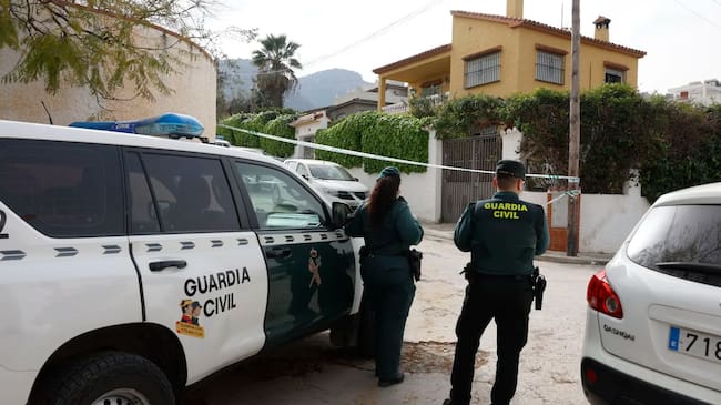 Guardias civiles junto a la vivienda en la que fue hallado el cadáver