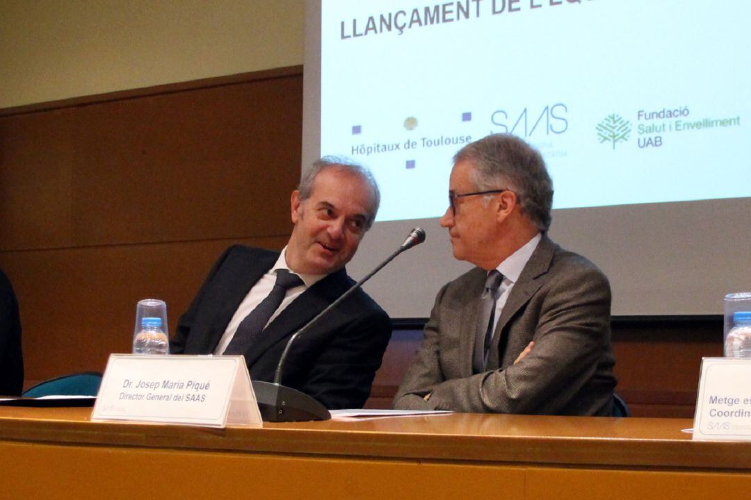 El ministre de Salut, Carles Álvarez, i el director general del SAAS, Josep Maria Piqué, conversen durant la roda de premsa d'aquest divendres per presentar el programa APTITTUDE.
