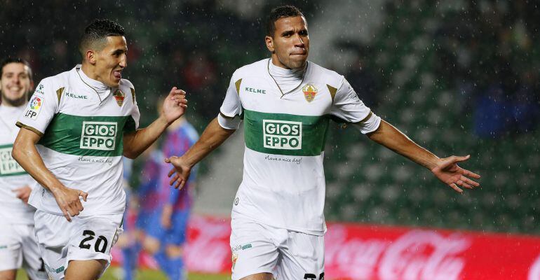 GRA315. ELCHE (ALICANTE), 18/01/2015.- Los jugadores del Elche, el delantero brasileño Jonathas Cristian (d), y el francés Faycal Fajr, celebran el primer gol del equipo ilicitano, durante el encuentro correspondiente a la decimonovena jornada de primera 