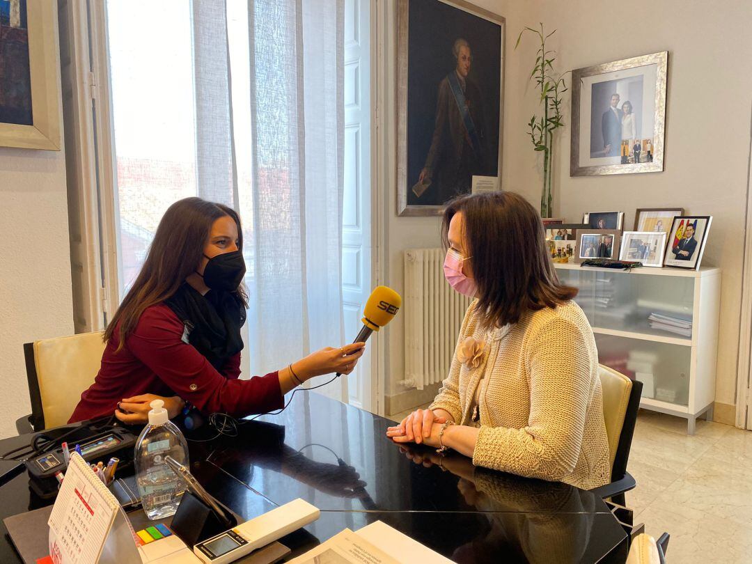 La alcaldesa de Alcázar de San Juan, Rosa Melchor, y la directora de SER Alcázar, Gema Molina