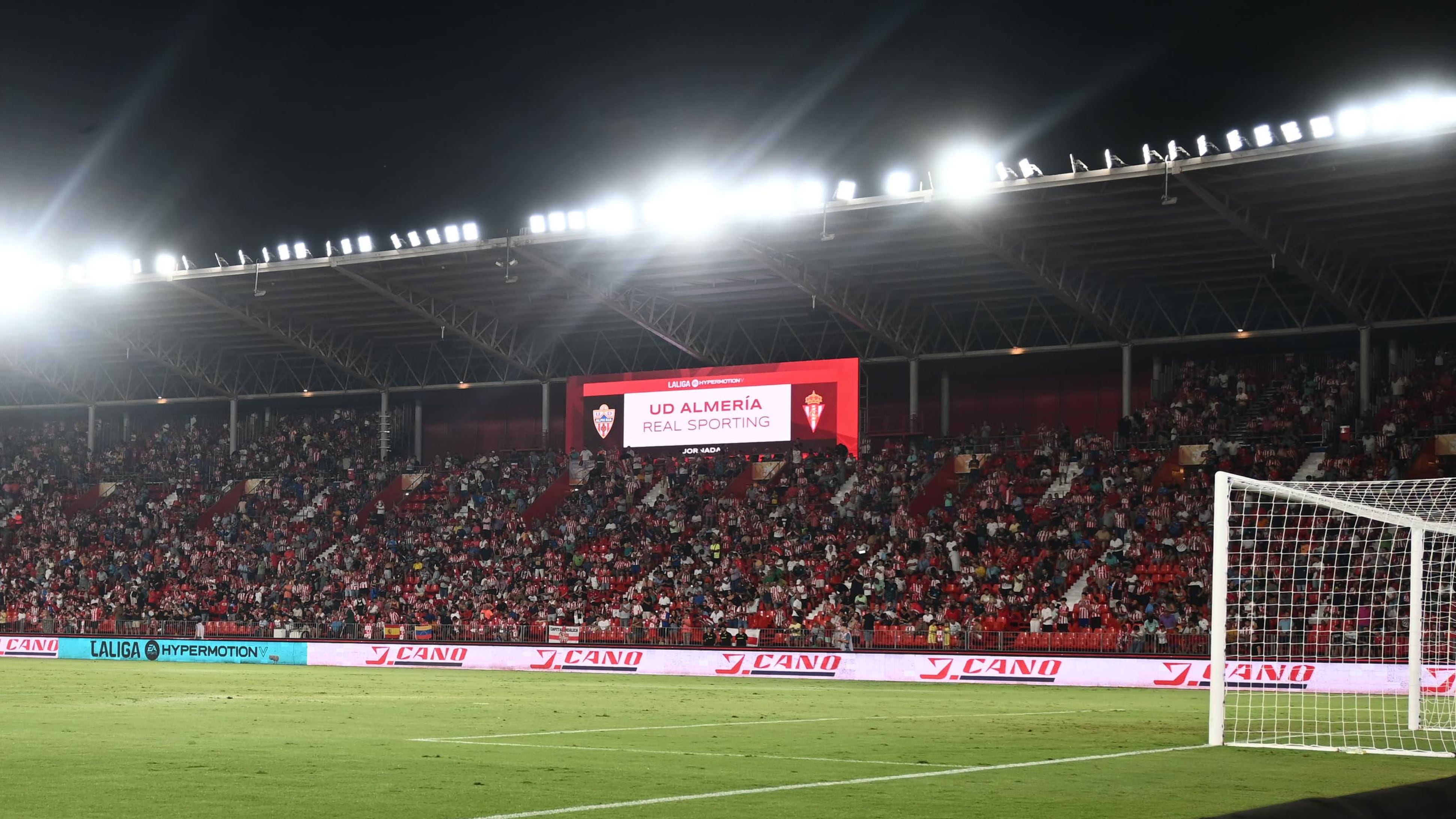 En el estreno frente al Sporting de Gijón acudieron 12.787 espectadores al Mediterráneo.