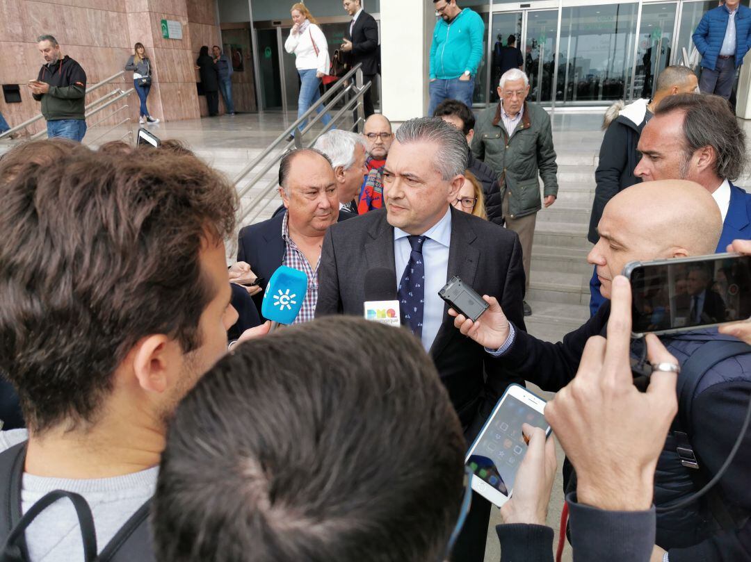 Paco Valverde, abogado de los accionistas minoritarios, atendiendo a los medios