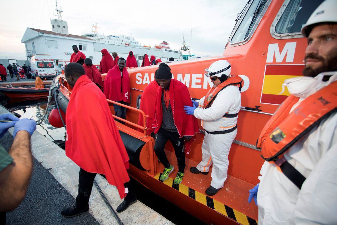 Salvamento marítimo traslada al Puerto de Motril a los 70 inmigrantes rescatados en el mar de Alborán