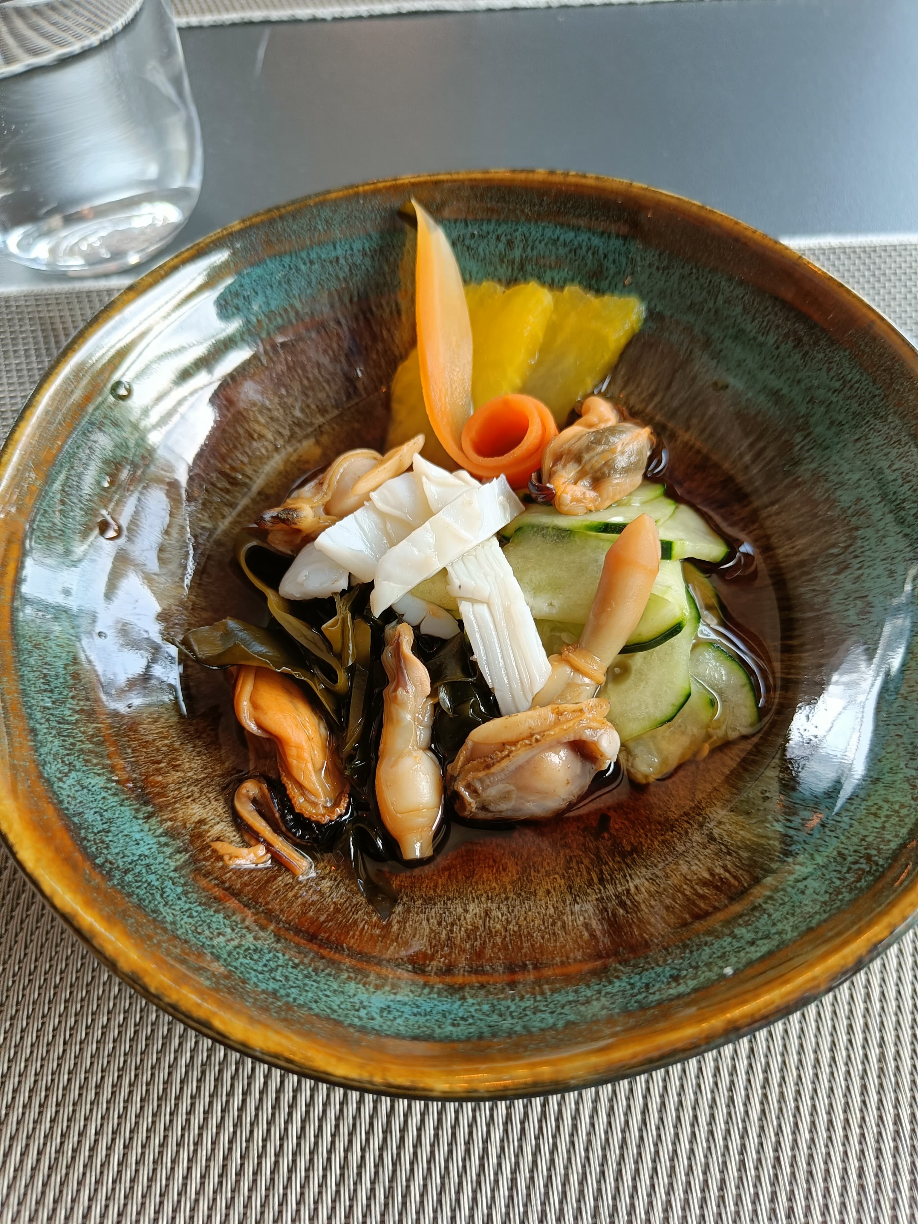 Ensalada escabechada con mejillones, navajas y pepino