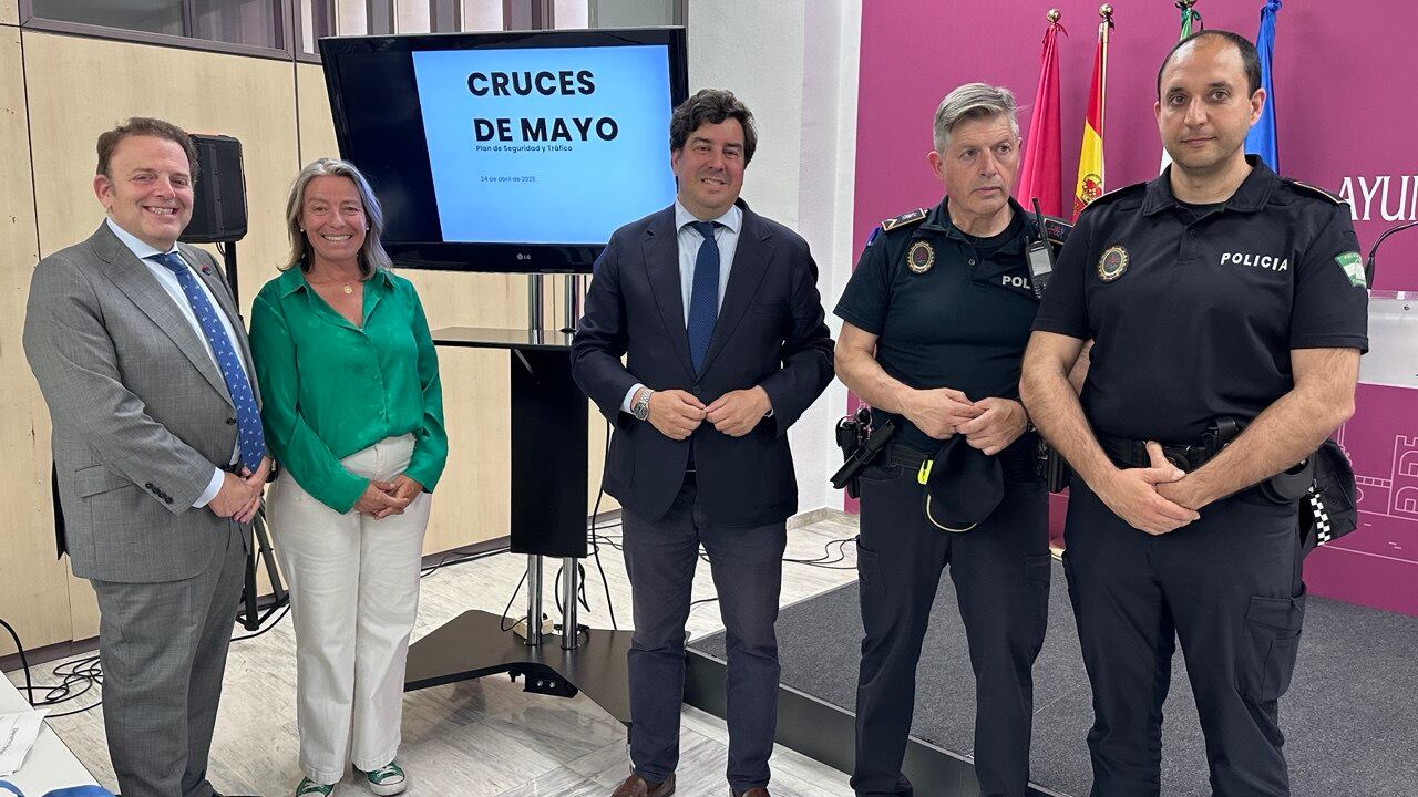 Julián Urbano, Isabel Albás, Jesús Coca y los agentes responsables del plan de seguridad elaborado para esta edición de las Cruces.