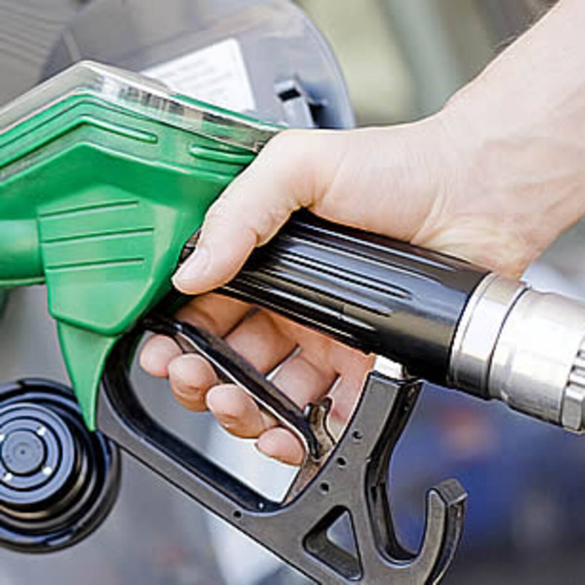 Coches aparcados con el depósito vacío y repostajes de 5 y 10 euros, consecuencias de la subida de carburantes