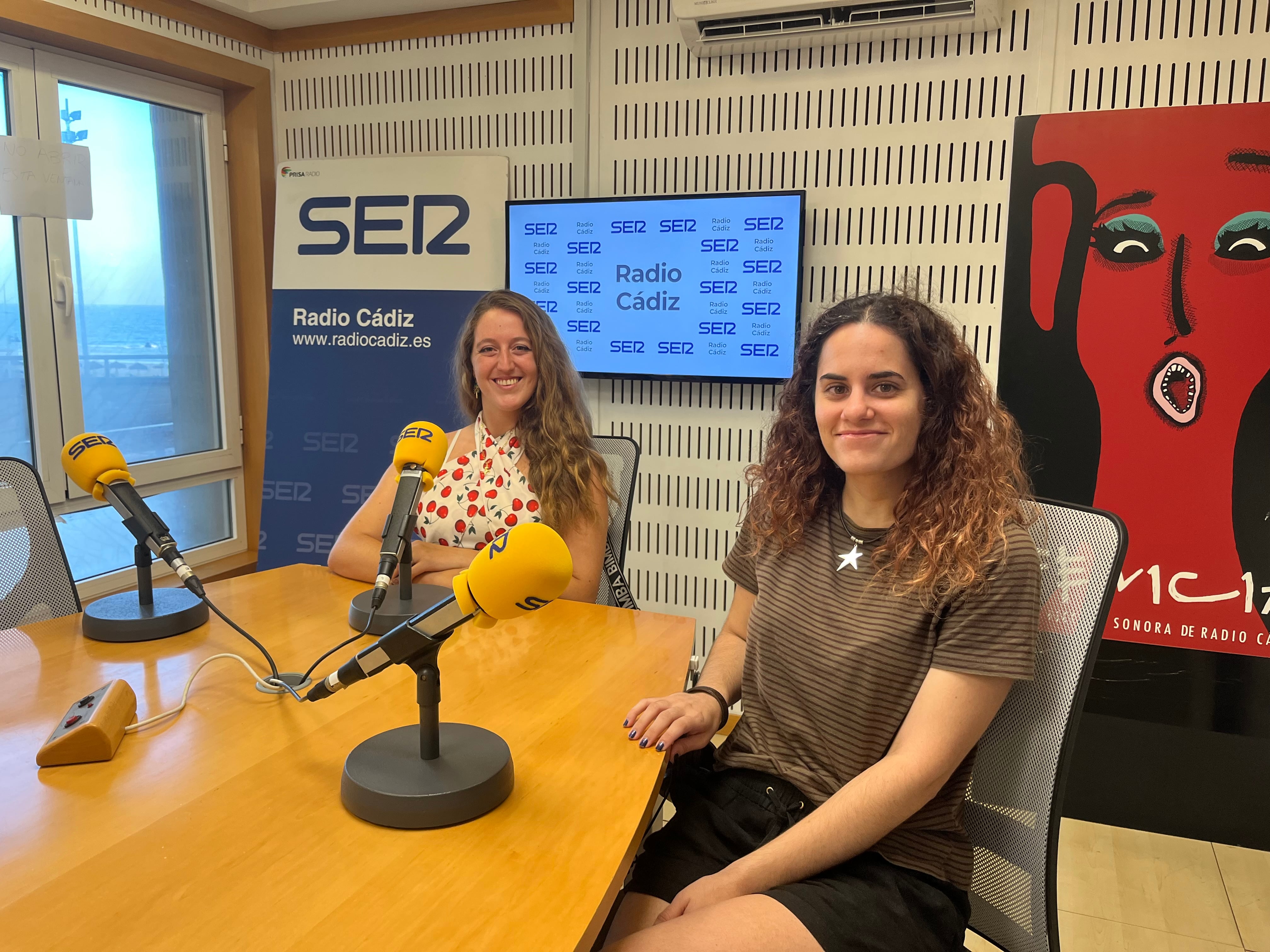 Nazaret Romero junto a la periodista Patricia Merello