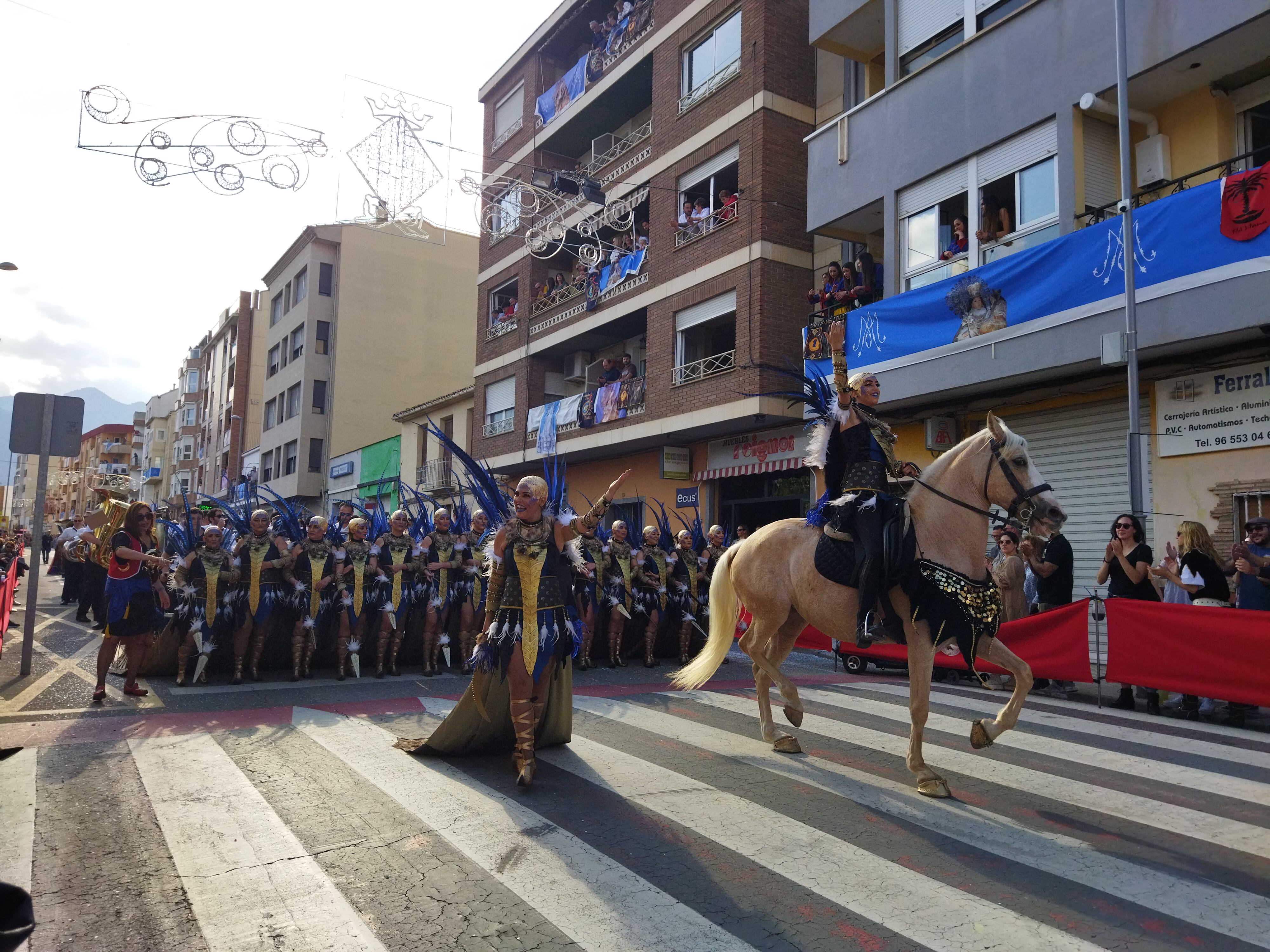 Una escuadra de la Filà Moros del Rif a su paso por la avenida Mare de Déu dels Desemparats en la última Entrada Mora, celebrada el pasado 7 de mayo.