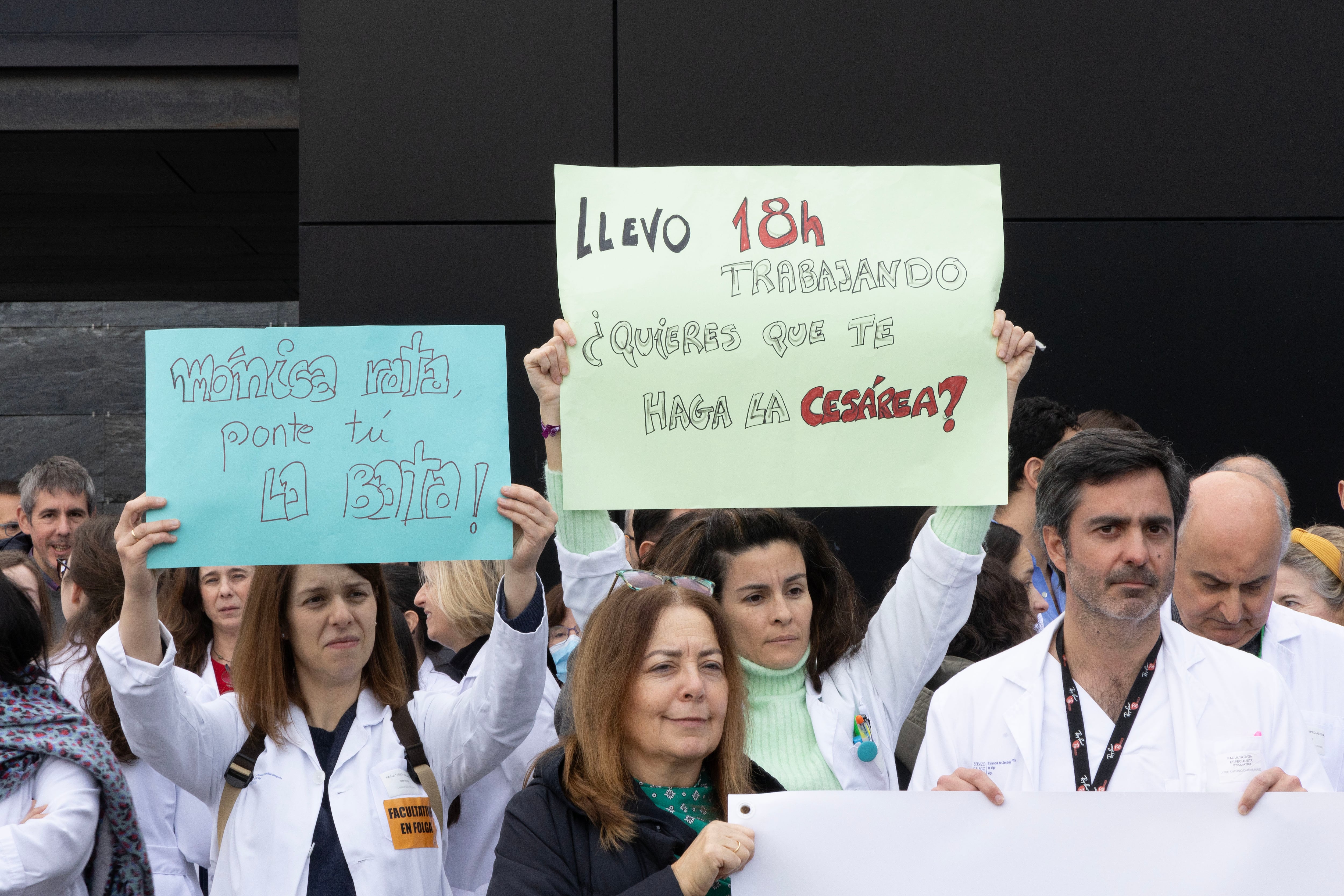 Vista de una manifestación a las puertas del Hospital Álvaro Cunqueiro en Vigo