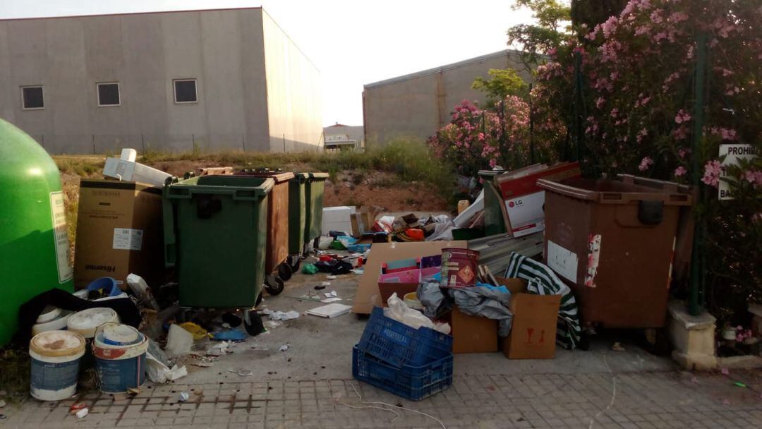 Foto del mal ús dels contenidors de basura a Aielo de Malferit