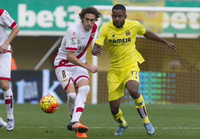 El delantero congoleño del Villarreal Cédric Bakambu  pelea un balón con el centrocampista del Rayo Vallecano Raúl Baena