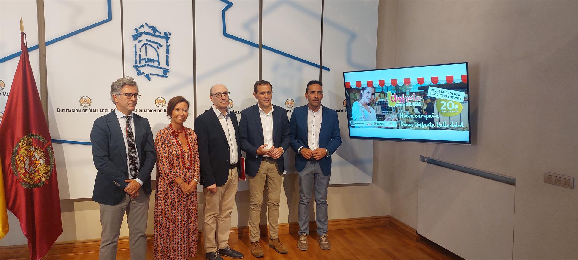 La directora general de Comercio y Consumo de la Junta, Maria Petit; el presidente de Fecosva, Jesús Herreras; el presidente de la Diputación, Conrado Íscar, y el diputado Moisés Santana presentan la campaña &#039;Disfruta Provincia de Valladolid&#039;. - EUROPA PRESS