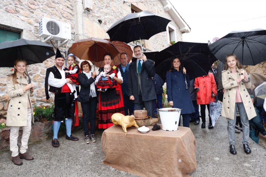 La visita de los Monarcas a Asiegu, Pueblo Ejemplar 2019, estuvo marcada por la lluvia