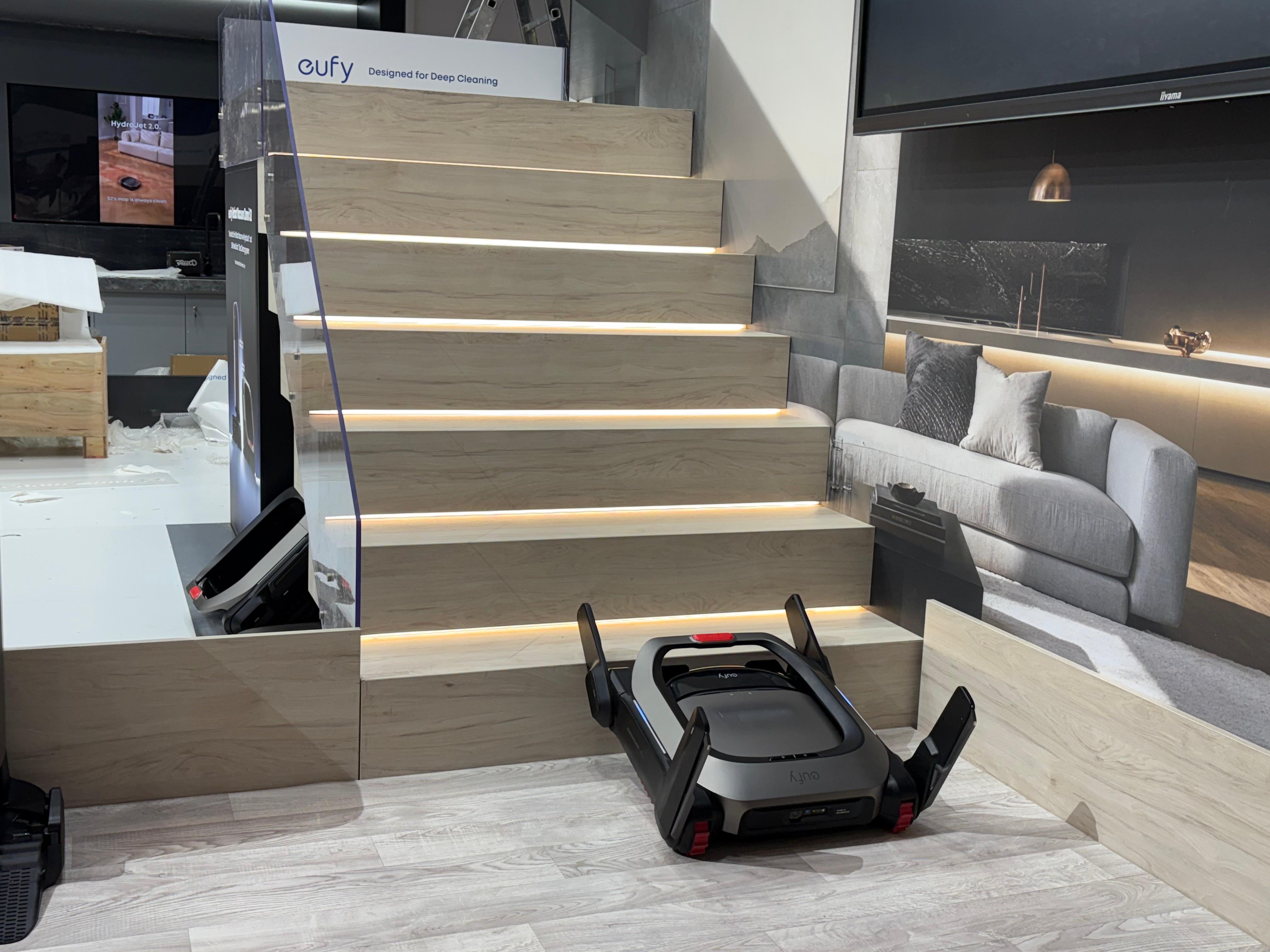 Así es como el robot sube las escaleras.