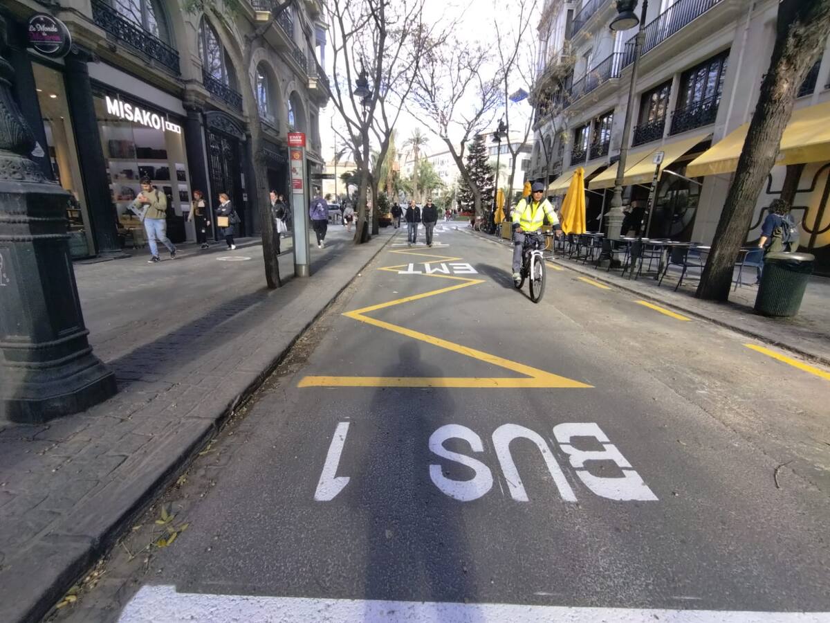 Se abre al tráfico la calle San Vicente entre las plazas de la Reina y el Ayuntamiento con los cambios para que circule la EMT