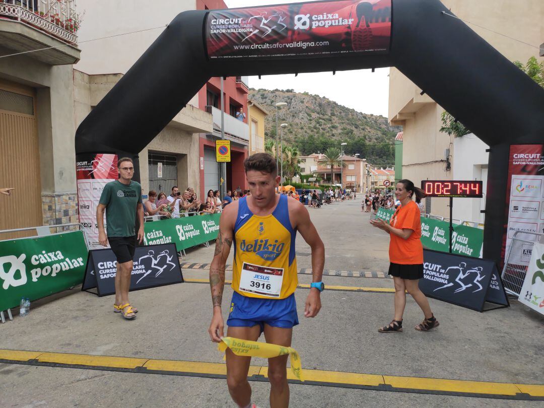 Jesús Gomar cruz la meta como campeon de la prueba