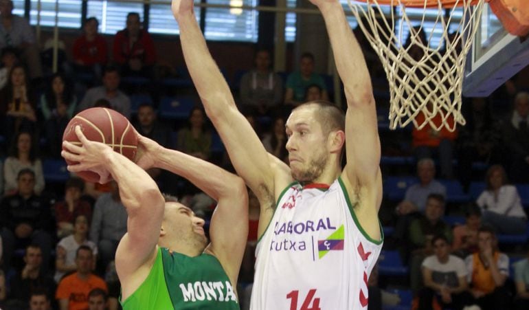 El jugador del Fuenlabrada Paunic (i) lanza a canasta ante Kim Tillie, del Laboral Kutxa, durante el partido de la jornada 29 de la fase regula de la Liga ACB disputado en el pabellón Fernando Martín de la localidad madrileña.