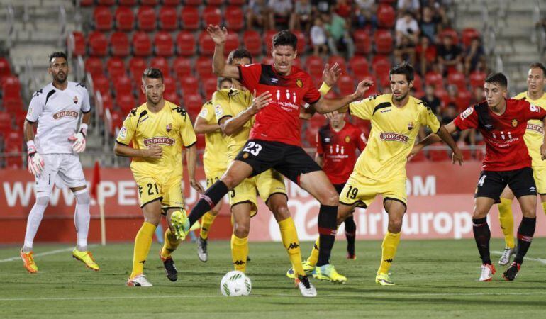El mallorquinista Yuste rodejat de jugadors del Reus Deportiu.
