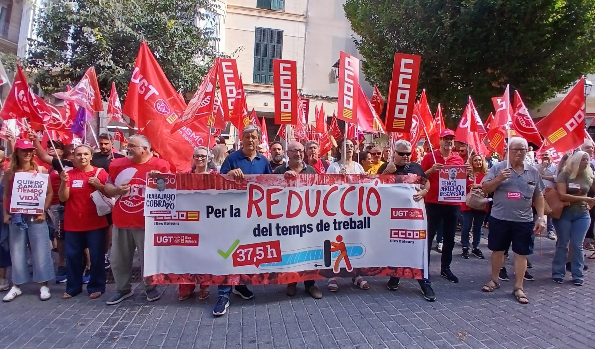 CCOO y UGT se han concentrado esta mañana frente a la Delegación del Gobierno en Baleares
