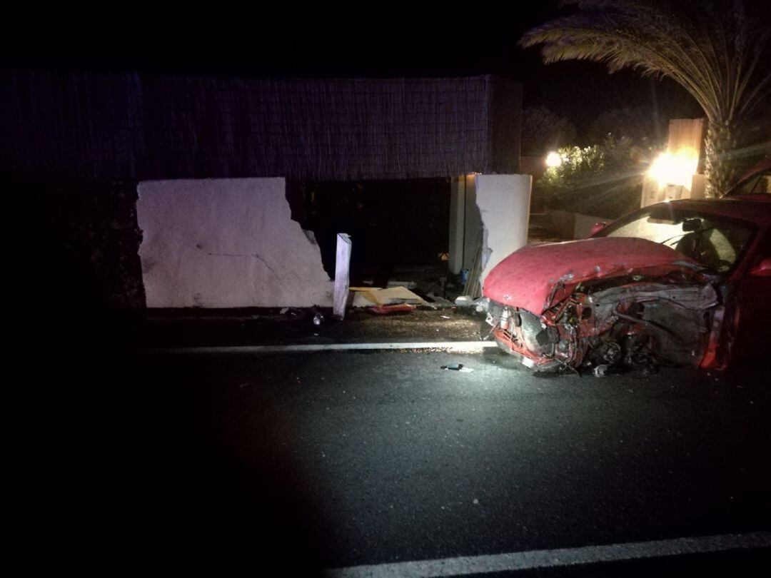 El vehículo accidentado junto a uno de los muros contra los que colisionó.