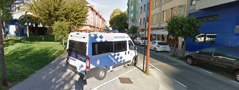 Furgón de la Policía Local ante el cuartel