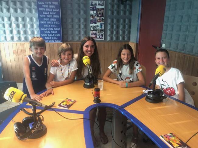 Simón, Miriam, Daniela y Paula, con Noe Martínez