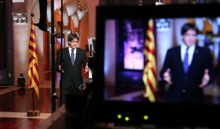 El president Puigdemont durant el missatge institucional amb motiu de la Diada Nacional de Catalunya. Imatge del president i una càmera que el grava el 10 de setembre de 2016. (Horitzontal)