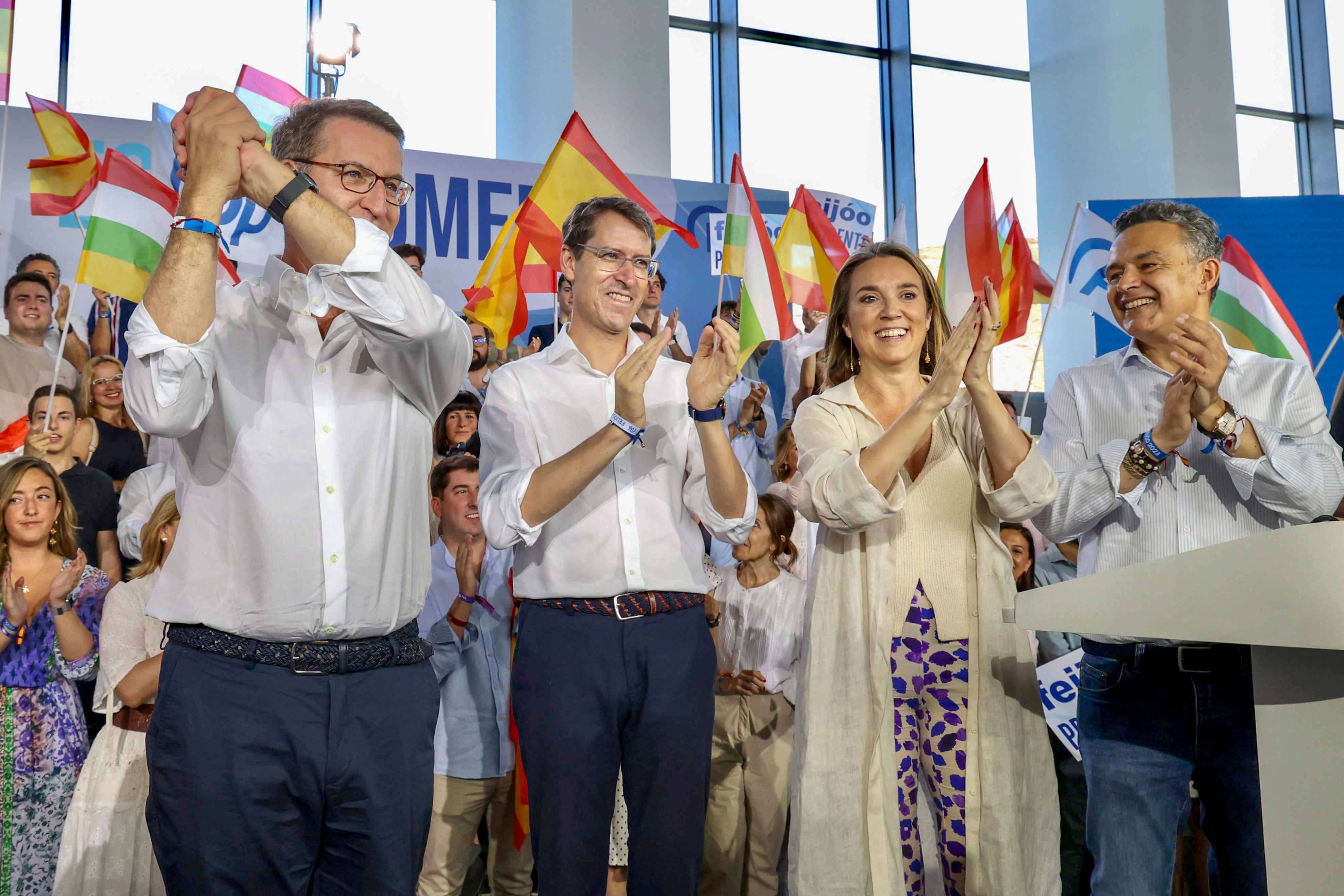 LOGROÑO (LA RIOJA) 15/07/2023.- El candidato del PP a la Presidencia del Gobierno de España, Alberto Núñez Feijóo, participa en un acto público este sábado en Logroño, junto a la candidata al Congreso por La Rioja y secretaria general del partido, Cuca Gamarra, y el presidente Gonzalo Capellán(c). EFE/Raquel Manzanares
