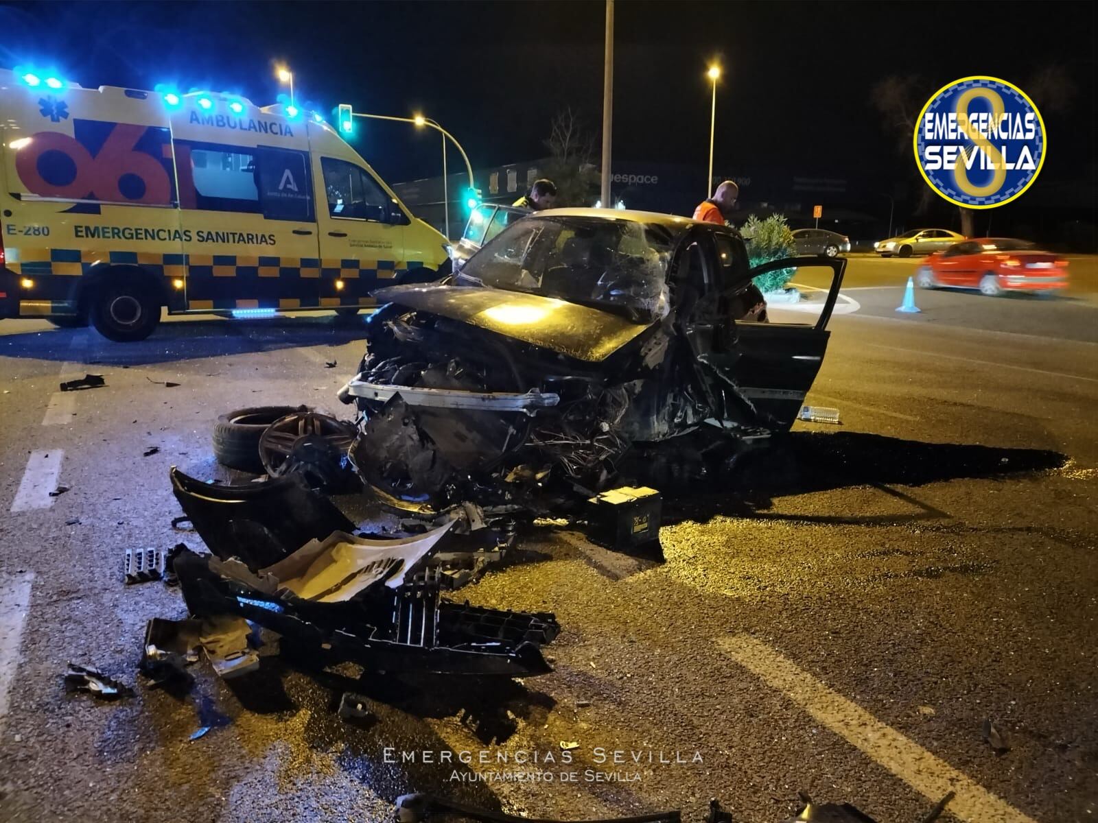 Un taxi clandestino tras un choque en Sevilla deja dos heridos