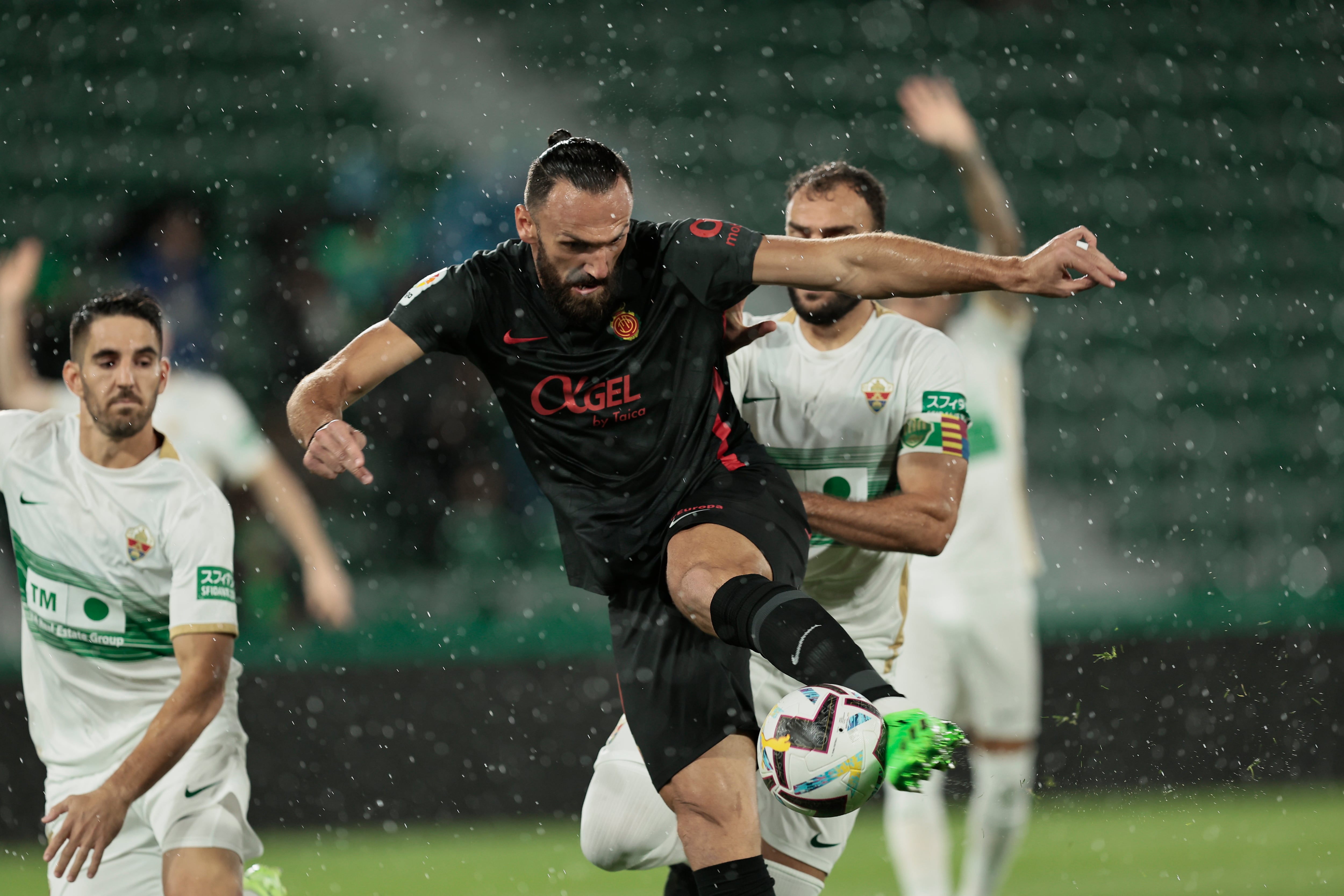 ELCHE, 10/10/2022.- El delantero kosovar del Mallorca Vedat Muriqi (c) dispara a puerta durante el partido de la jornada 8 de Liga en Primera División que Elche CF y Real Mallorca disputan hoy lunes en el estadio Martínez Valero, en Elche. EFE/ Biel Alino
