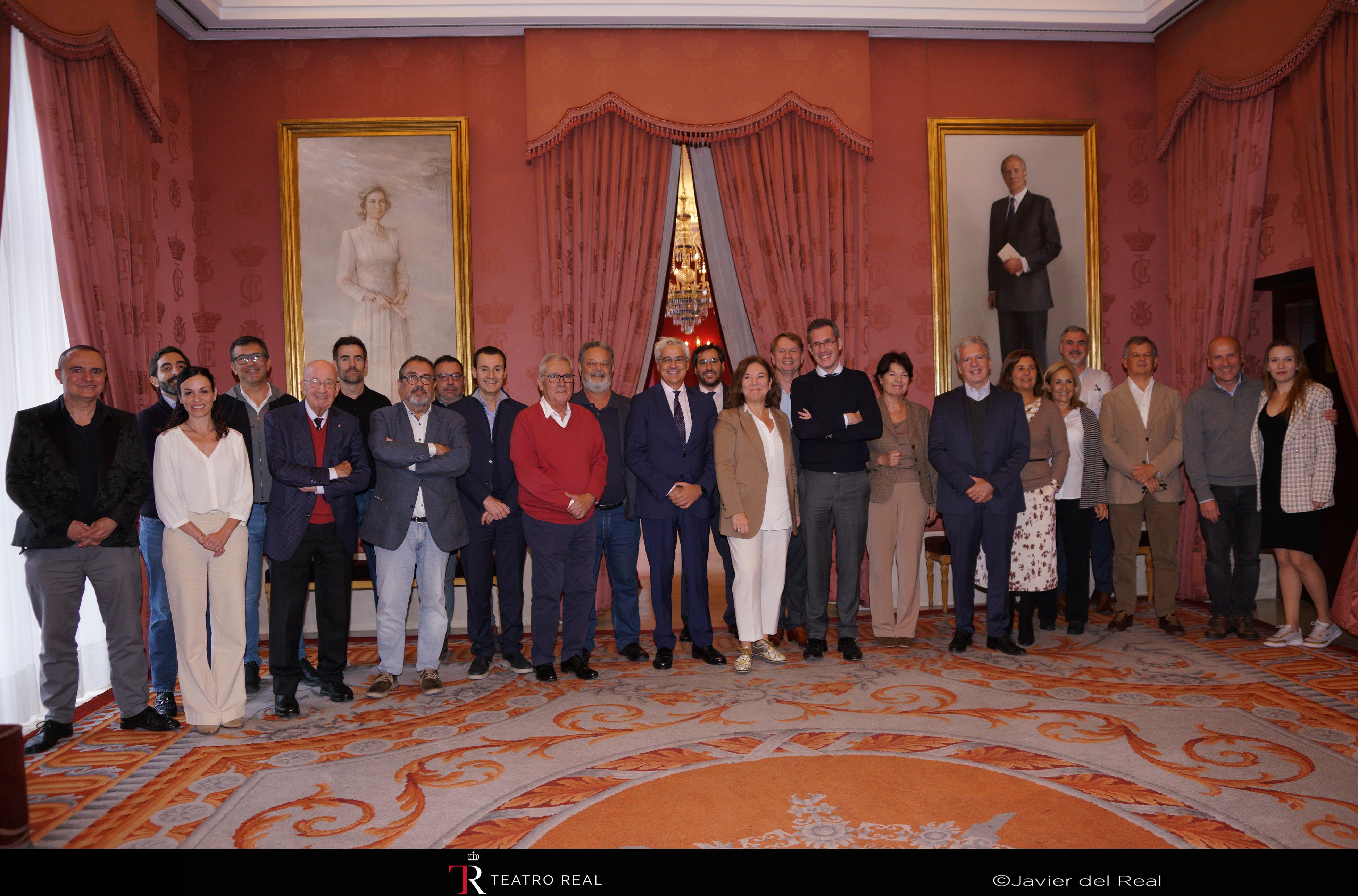 Els membres d'Ópera XXI després de l'Assemblea al Teatro Real de Madrid