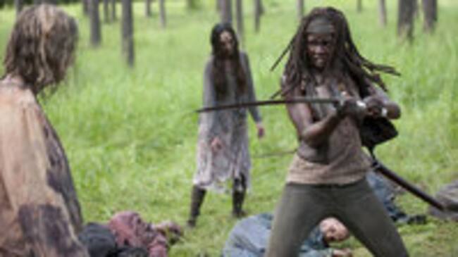 Michonne mata a zombis con su katana