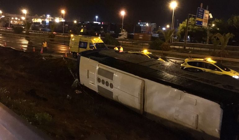 Los servicios de emergencia atienden a los heridos en el accidente.