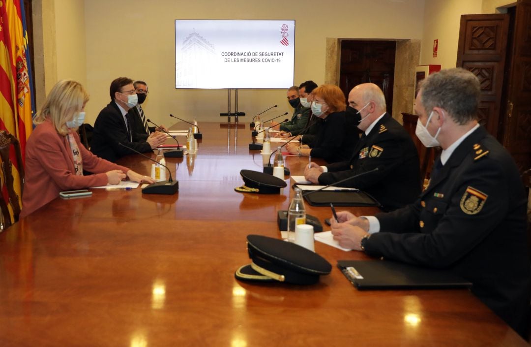 Reunión de coordinación ante el Puente de San José