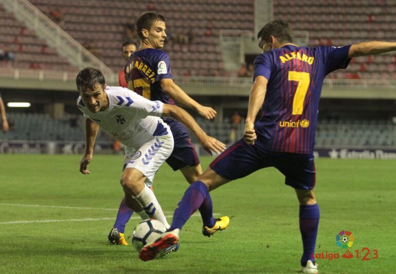 Jesús Alfaro intenta robar un balón en el partido jugado entre el Barcelona B y el Tenerife