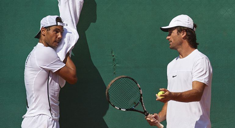 Carlos Moyá conversa con Rafa Nadal durante un entrenamiento