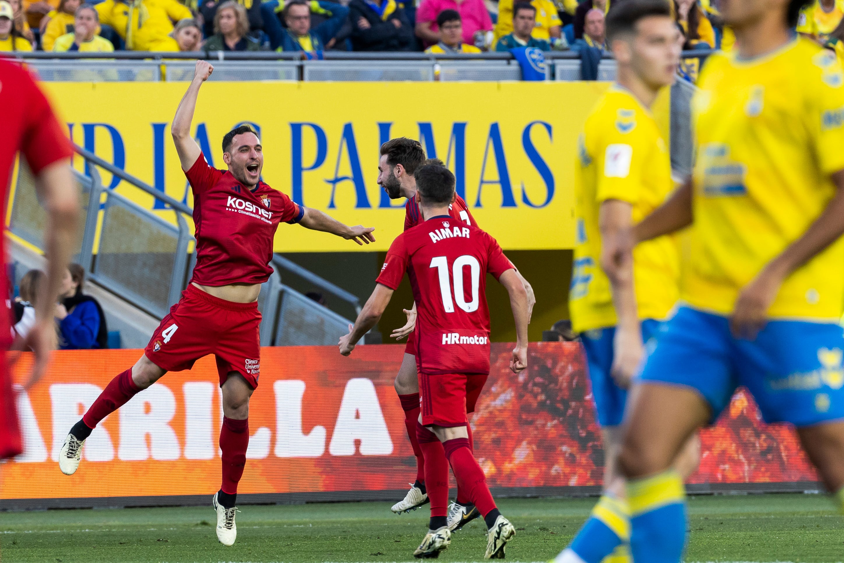 El defensa de Osasuna Unai García celebra tras marcar ante Las Palmas, durante el partido ante la UD Las Palmas  en el estadio de Gran Canaria