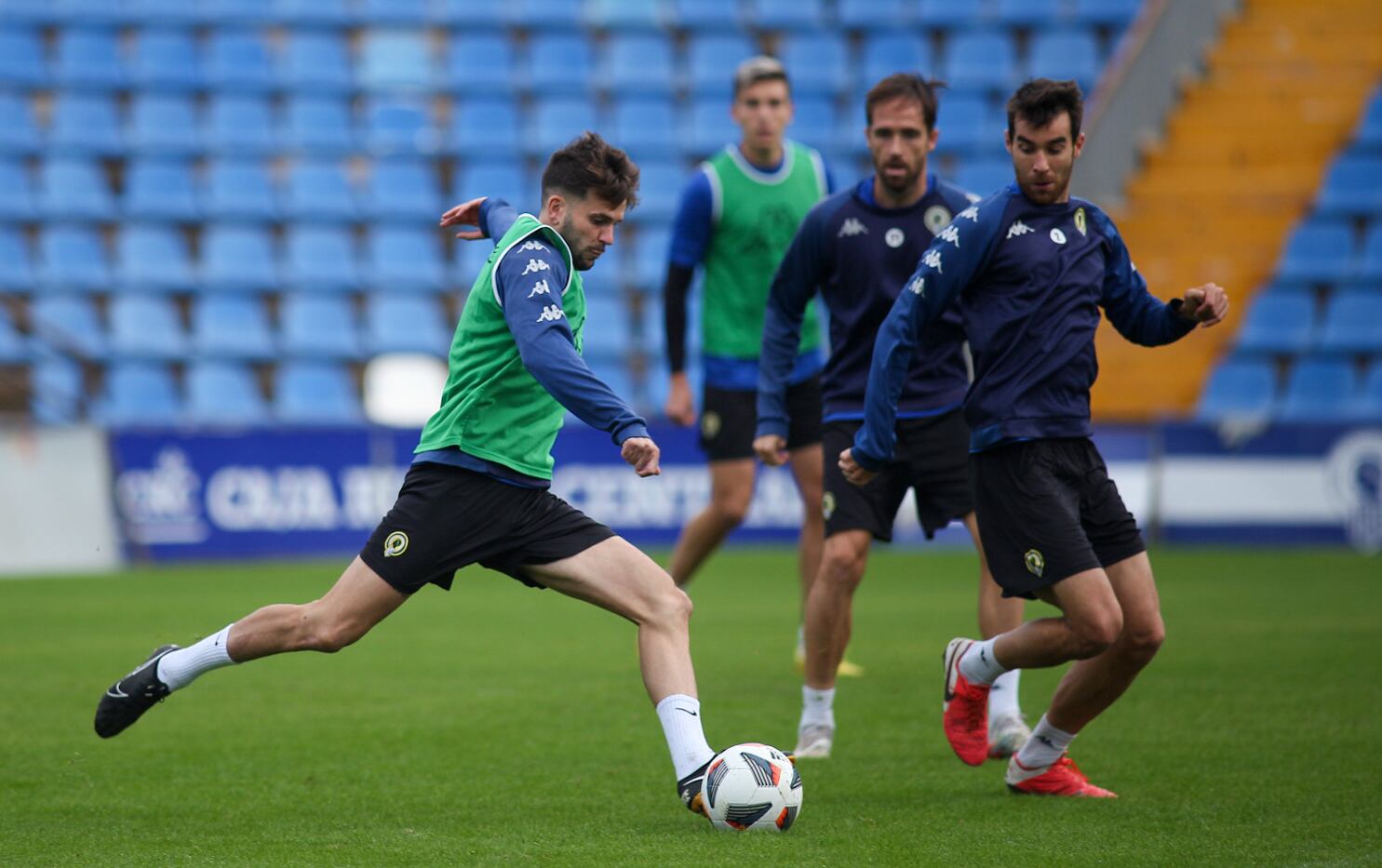 El capitán del Hércules, Raúl Ruiz, en un entrenamiento en el Rico Pérez