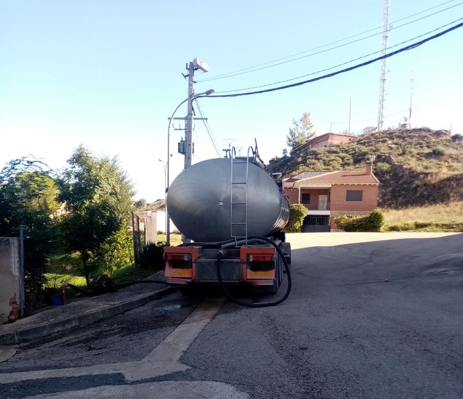 Cisterna cargando de la red pública de Gárgoles de Abajo