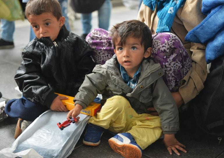 -FOTODELDIA- APA41 VIENA (AUSTRIA) 05/09/2015.- Dos niños refugiados juegan en la estación Westbound de Viena mientras esperan la llegada de un tren que les lleve a Alemania, en Viena (Austria), hoy 5 de septiembre de 2015. La policía federal alemana calc