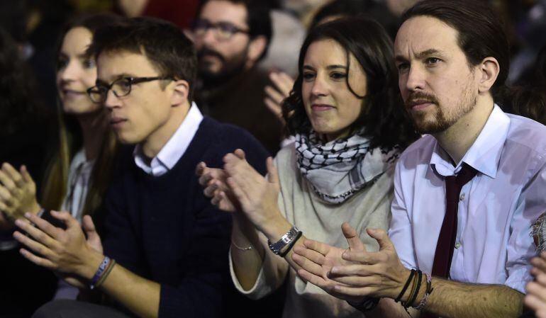 Irene Montero junto a Pablo Iglesias e Íñigo Errejón en un acto de Podemos.