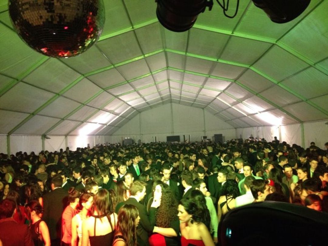 Las fiestas con DJ previstas en la carpa municipal instalada en ‘La Pérgola’ se suspenden debido a la evolución de la pandemia por Covid