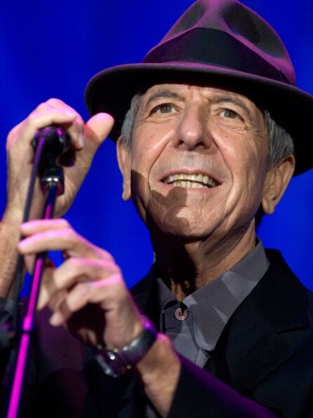 Leonard Cohen durante un concierto en Holanda en 2008